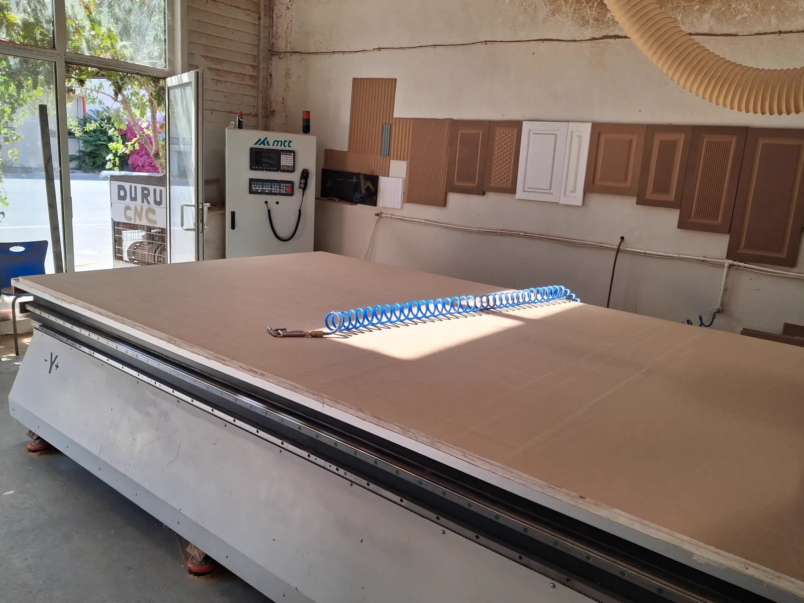 Atölyede levha yüklenmiş CNC işleme merkezi