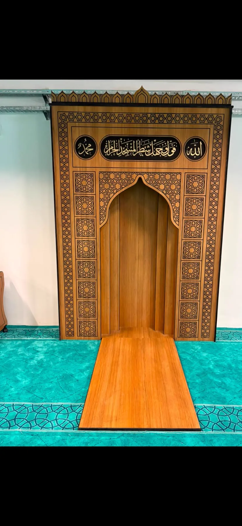 Camide yerine kurulmuş oymalı ahşap mihrap