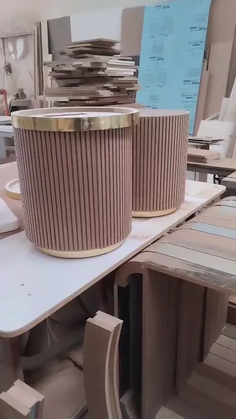 Atölyede boyaya hazır bekleyen fluted masa ayakları